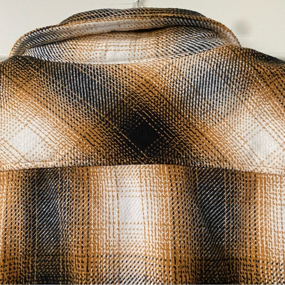 American Eagle Men’s Size Medium Plaid Button-Up Shirt in Gold and Black Fleece - Picture 8 of 11